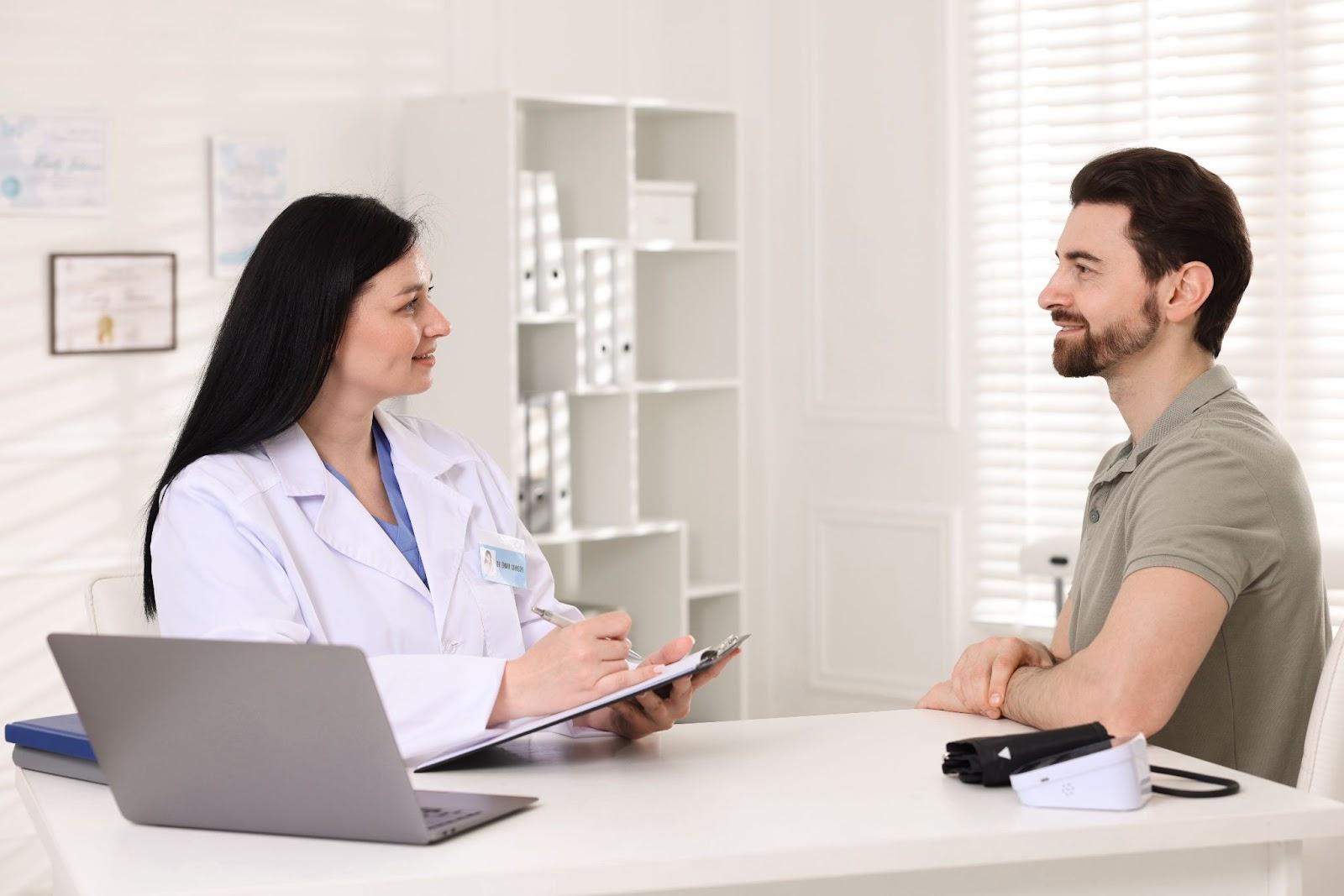 Patient meeting with no insurance doctor for affordable care.